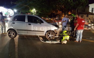 La conductora del chevrolet spark atropelló a los policías, asustada al quedar en medio del tiroteo entre los uniformados y los atracadores. Cristian Herrera / La Opinión