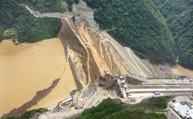 El experto enrique sinisterra o’byrne dijo que los túneles de desviación de agua en Hidroituango no tenían compuertas. Según él el proyecto no es viable y teme que colapse declarándose como en pérdida total. Colprensa