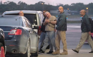 El expresidente panameño Ricardo Martinelli fue escoltado por los Alguaciles de Estados Unidos a un avión para ser extraditado a Panamá por espionaje político y corrupción.
AFP