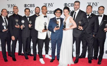 La actriz Katrina Lenk, rodeada del elenco conformado, entre otros, por David Yazbek, Ariel Stachel, y Tony Shalhoub, quienes se alzaron con los galardones. AFP