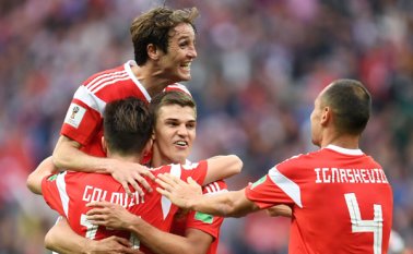 Selección rusa celebra su triunfo. AFP