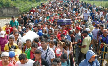 Tras el anuncio del cierre de la frontera por las elecciones presidenciales del próximo domingo en el país, centenares de venezolanos ingresaron a Cúcuta y Villa del Rosario para bastecerse de alimentos y medicinas. Mario Franco