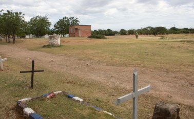 El municipio asegura que el proyecto del megacolegio se construirá dentro de un lote inmenso de cuatro manzanas, donde una parte es ocupada por el cementerio municipal. Alfredo Estévez