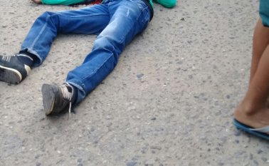 Wilson Cárdenas Pacheco quedó tendido muerto en la carretera. Cortesía