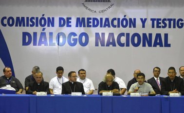 Los obispos proponen que reformas constitucionales requeridas para adelantar los comicios entren en vigencia este año y que en ellas se elimine también la reelección presidencial. AFP