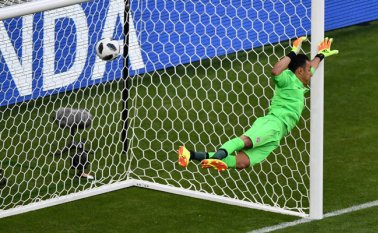 El costarricense Keylor Navas, portero del Real Madrid, salvó con varias intervenciones una victoria más abultada de los europeos. AFP