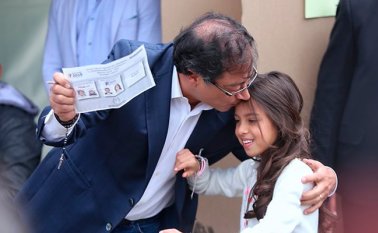 Gustavo Petro votó acompañado de su hija Antonella. Colprensa