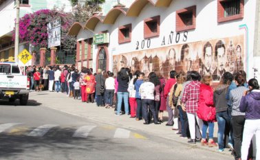 Largas filas de electores se vieron desde tempranas horas del día en los diferentes puestos de votación en Pamplona.
Roberto Ospino