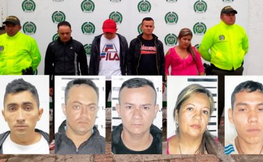 Los detenidos deberán responder por los delitos de tráfico de estupefacientes y extorsión. De izquierda a derecha: Fernel Bastos Pérez asumió como cabecilla de la banda delincuencial, Yoan Augusto Bastos Arias, José David Guerrero Pabón, Martha Yulied García, Yeison Arley Ariza Moncada. Policía Nacional