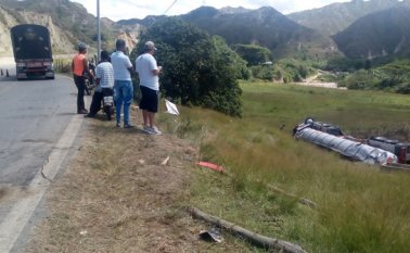 La tractomula rodó 20 metros y se derramaron 1.000 galones de ACPM. En la gráfica se observa al fondo, el paso del río Algodonal. Javier Sarabia