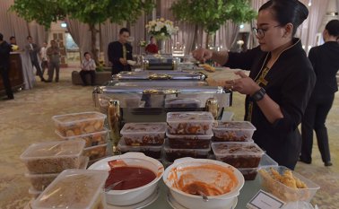 Indonesia, de 260 millones de habitantes, tira casi 300 kilos de comida por persona al año. AFP