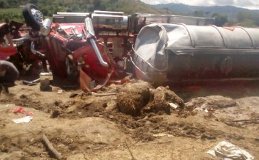 En la zona del accidente aún permanece la tractomula completamente destruida. Javier Sarabia