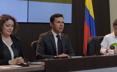 El Ministro del Interior, Guillermo Rivera, en compañía de las promotoras de la Consulta, las congresistas Angélica Lozano y Claudia López, entregaron detalles, ayer, de la campaña que empieza en favor del mecanismo de participación. Colprensa
