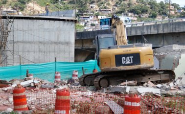 La concesionaria San Simón ya demolió las tres viviendas que están a un lado de la vía, en el barrio Santa Clara, por donde pasará el nuevo puente paralelo Benito Hernández. Falta la cancha y el salón comunal. Mario Franco