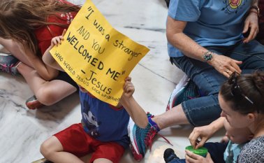Para miles de familias eso significa que sus hijos menores de edad son separados y retenidos en albergues dispersos por todo el país. AFP