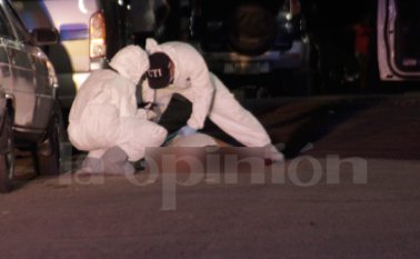 José Jonnathan Bermúdez quedó tendido muerto junto a un carro que estaba parqueado en la calle 4 con avenida 9 del barrio Niña Ceci. Cristian Herrera