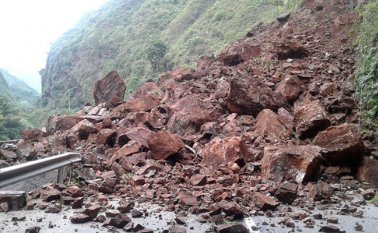 Continúan en trabajo de remoción de escombros. Colprensa