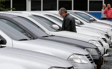 Compra de vehículos. Colprensa