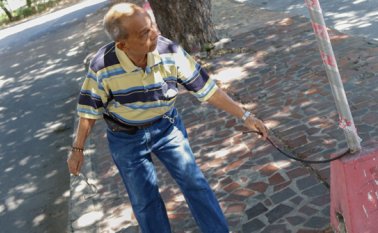Por robarse el alambre de cobre, LOS DELINCUENTES dejaron sin alumbrado público a los vecinos de la calle 8 Norte de Ceiba II. Mario Franco