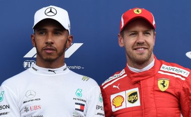 Lewis Hamilton (izquierda) logró su tercera pole de esta temporada. AFP