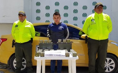 El hombre transportaba en su vehículo 57 cajas con 1.995 cartuchos calibre 5.56. Cortesía