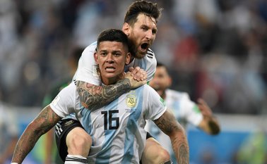 Lionel Messi y Marcos Rojo. AFP