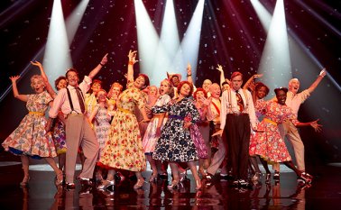 Ha sido elogiada por el uso del humor característico de los británicos, y en especial por el trabajo desarrollado con la danza. Colprensa