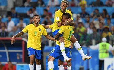 Paulinho abrió el marcador al minuto 36 tras un pase de Coutinho. AFP