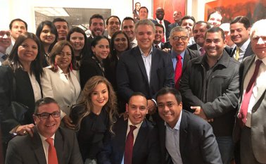 Un grupo de congresistas del partido Liberal, junto con su director, el expresidente César Gaviria, se reunió con el electo mandatario, Iván Duque, para confirmarle su apoyo. En la cena estuvo presente el representante Alejandro Carlos Chacón, quien busca llegar a la Presidencia de la Cámara. Cortesía