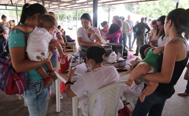 La Cruz Roja Colombiana en este puesto está colocando entre 60 y 70 vacunas diariamente. César Obando