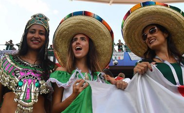 Las mujeres también son fanáticas del fútbol. AFP