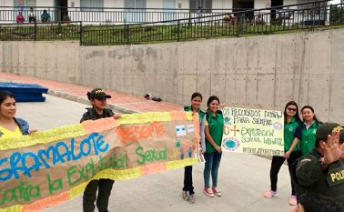 A esta actividad se unieron niños, niñas y adolescentes, quienes hicieron parte de la campaña contra la explotación sexual La Opinión