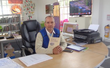 En 1983 fue nombrado de planta en la Alcaldía de Toledo y se desempeñó como celador hasta 2004. Ese año el alcalde de la época, Carlos Omar Delgado Bautista, lo reubicó en la biblioteca y con tesón, Luis Ernesto Granados se convirtió en uno de los bibliotecarios más exitosos del departamento. Cortesía