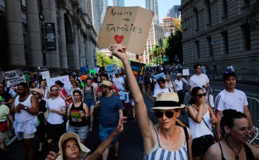 Muchas personas salieron a manifestar su descontento con esta política. AFP