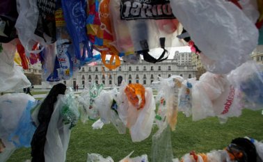 Se usan 3.400 millones de bolsas plásticas al año. AFP