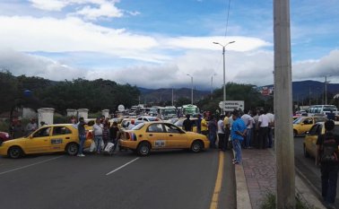 Bloqueo en la autopista internacional. La Opinión