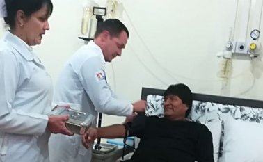 En abril del año pasado, el mandatario boliviano se sometió en un hospital de La Habana a una intervención quirúrgica para extirpar un tumor benigno de su laringe. Tomada de Twitter