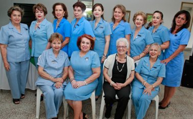 Martha de Benedetti, Betty Rojas, María Celis, María Conde, Amparo Arias, Melany Canal, Esperanza de la Cuadra, Stella Acevedo y Claudia Vega. Sentadas: Elvira Luzardo, María Ramírez, Marielita González y Bety Calderón. Mario Caicedo / La Opinión