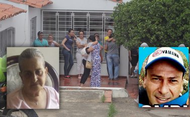 Familiares y amigos de las víctimas protagonizaron escenas de dolor en la vivienda donde fueron asesinadas las víctimas. Cristian Herrera