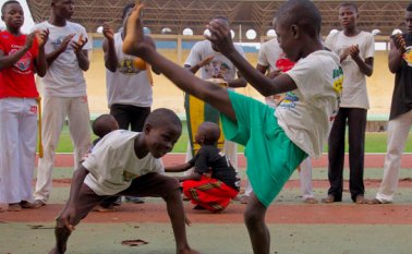 En el proceso hay varios voluntarios y los beneficiados son, en su mayoría, niños y jóvenes. AFP