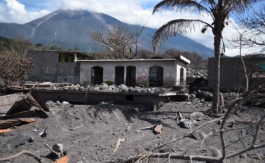 Vista de casas en cenizas, dañadas del volcán Fuego en el pueblo de San Miguel Los Lotes, en el departamento de Escuintla, a unos 35 km al suroeste de Ciudad de Guatemala. AFP