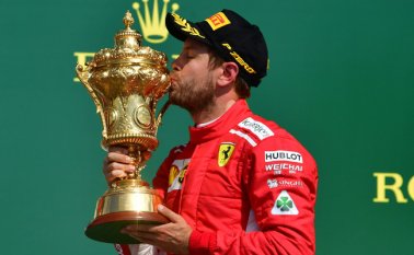 La diferencia entre Vettel y Hamilton en la clasificación de pilotos pasa a ser en consecuencia de uno a ocho puntos. AFP
