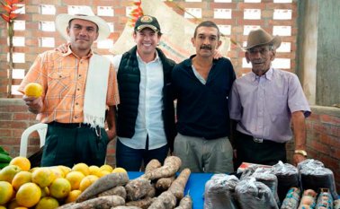El gerente del Fondo Adaptación, Mustafá Durán, estuvo el viernes pasado en Gramalote donde hizo entrega de vivienda número 500, y anunció inversiones por $7.000 millones para la reactivación económica de esa localidad. Cortesía