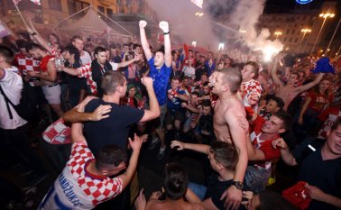 Hinchas de Croacia celebran después de ganar el partido de semifinales de la Copa Mundial Rusia 2018 entre Croacia e Inglaterra, en la plaza principal de Zagreb. AFP