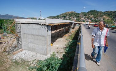 La concesionaria San Simón adelanta las obras en los predios de las tres casas que ya se tumbaron en el barrio Santa Clara. Mario Franco
