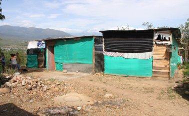 Así como hay invasores expertos en lucrarse por ello, también hay quienes revictimizan a los necesitados, según denuncia de un concejal. Archivo