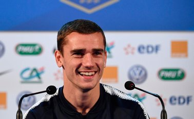 Antoine Griezmann es el primer trabajador-defensor en la presión de los Bleus. AFP