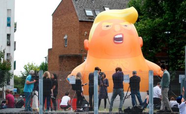Un globo gigante que semejó al presidente Donald Trump como un bebé en pañales, fue puesto en el centro de Londres para protestar contra el mandatario. AFP