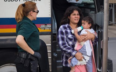 Para los menores, mientras Estados Unidos trata de reunir a los niños separados de sus padres cuando trataban de entrar ilegalmente en el país, el documento reconoce la posibilidad de detención, pero solo como "último recurso". AFP