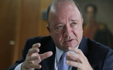 El ministro de Defensa, Luis Carlos Villegas, se reunió con el presidente de la Comisión para el Esclarecimiento de la Verdad, la Convivencia y la No Repetición, padre Francisco de Roux.  Colprensa